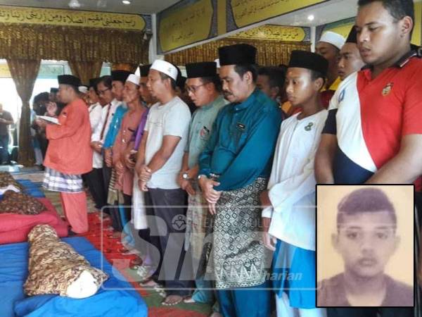 Suasana pilu menyelubungi SMK Lokman Hakim ketika solat jenazah tiga pelajar terbabit. - Foto kecil: Arwah Muhammad Syafawi.