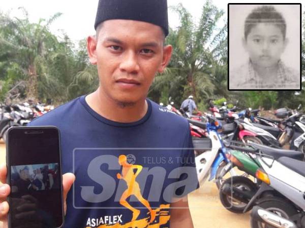 Muhamad Marhan menunjukkan gambar Allahyarham adiknya ketika bercuti di Langkawi bersama orang tuanya minggu lepas.- Gambar kecil: Allahyarham Mohamad Noriman.
