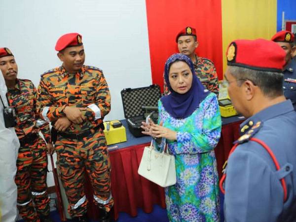 Raja Zarith mendengar penerangan tentang Hazmat ketika berangkat ke ibu Pejabat JBPM Johor, hari ini.- FOTO: Royal Press Office