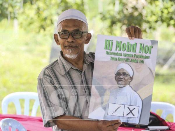 Mohd Nor ketika sidang media dan sesi walkbout di sekitar Pekan Kuala Sawah hari ini. - Foto: ADAM AMIR HAMZAH
