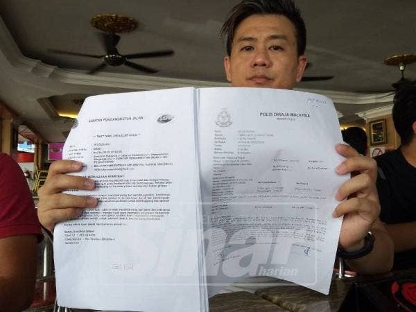 Edward menunjukkan laporan yang dibuat kepada beberapa pihak berkuasa berhubung ulat tiket.