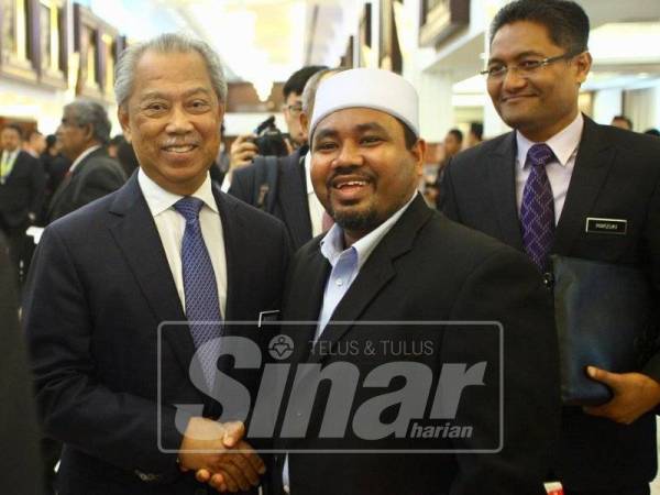 Muhyiddin bersama bekas Ahli Parlimen Padang Terap Mohd Nasir Zakaria sebelum meninggalkan Dewan Rakyat, hari ini. Foto: SINAR HARIAN/ZAHID IZZANI