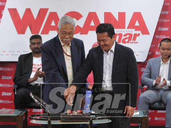 Penasihat Eksekutif Editorial, Datuk Abdul Jalil Ali bersama Ketua Pengarang, Datuk Baharom Mahusin memotong kek sempena meraikan siri Wacana Sinar yang ke-100. - Foto Sinar Harian Rosli Talib
