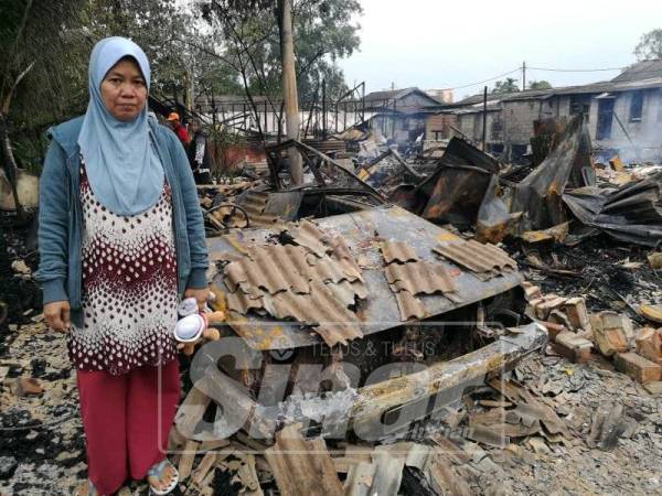 Ani bersama kereta miliknya hangus terbakar.