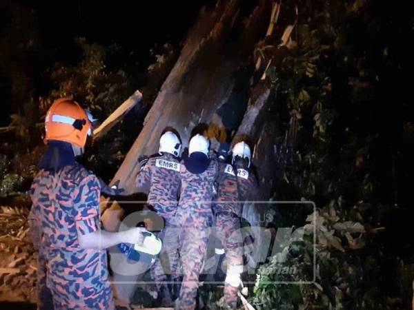 Anggota Bomba dan Penyelamat berada di lokasi kejadian.