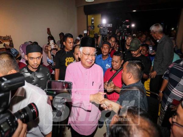 Bekas Perdana Menteri, Datuk Seri Najib TunRazak beramah mesra bersama penduduk di Shamiera Tomyam,Bandar Sri Sendayan, malam tadi. - Foto Adam Amir Hamzah.