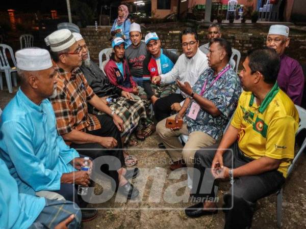 Calon PH, PRK DUN Rantau, Dr S Streram beramah mesra bersama penduduk Kampung Pasir, Kuala Sawah. - Foto Adam Amir Hamzah.