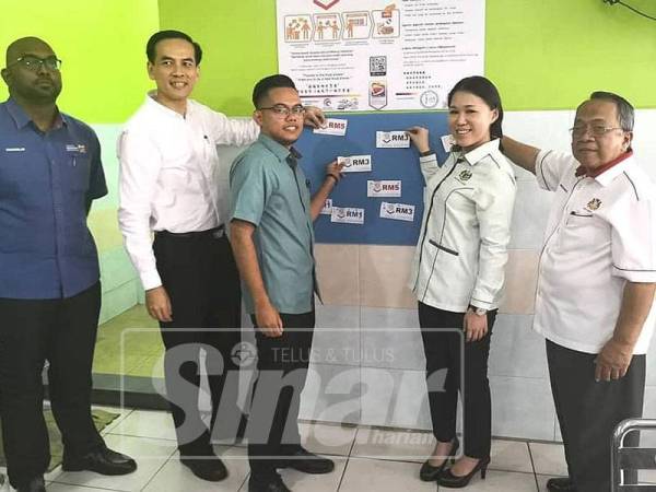 Shu Qi (dua, kanan) sewaktu merasmikan program perkongsian makanan Kluang di Restoran Jamilah Tepi Sungai, Kluang.