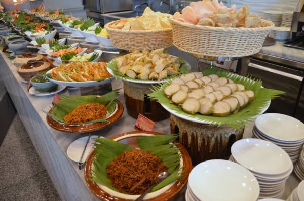 
Dekorasi ala kampung memeriahkan suasana hidangan bufet. Ramadan yang ditawarkan di Hotel Premiere, Kuala Lumpur.