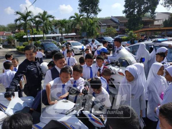 Murid SK Seksyen 6 berpeluang menaiki motosikal digunakan polis dalam menjalankan tugas.