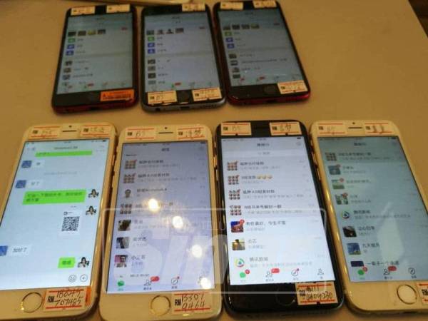 Pelbagai jenama telefon bimbit yang dirampas dalam serbuan di rumah banglo terbabit.