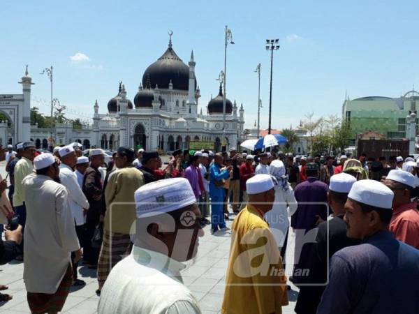Kira-kira 200 umat Islam berkumpul di dataran berhadapan Masjid Zahir selepas solat Jumaat.