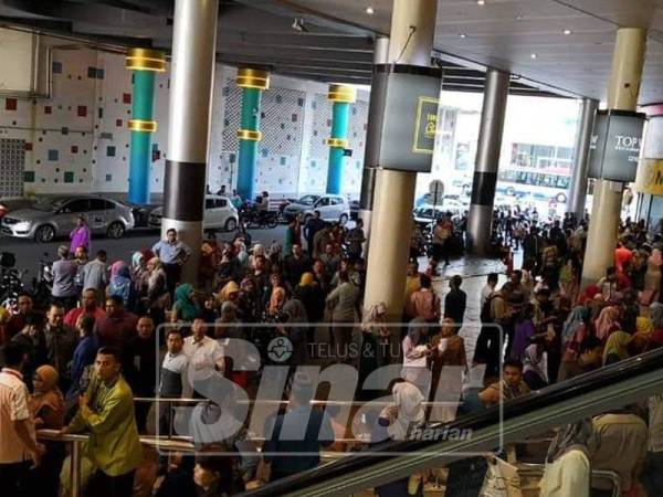 Penjawat awam dan orang ramai berkumpul di ruang legar dihadapan pintu masuk KOMTAR