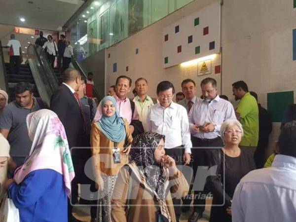 Ketua Menteri dan barisan Exco Kerajaan Negeri turut kelihatan turun bagi menyelamatkan diri.