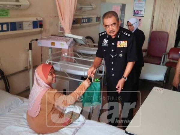 Noorzainy menyampaikan sumbangan kepada pesakit di wad kanak-kanak Hospital Kepala Batas.