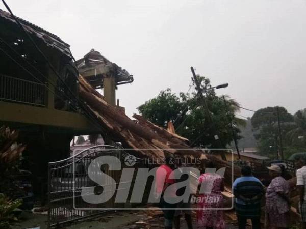 Anggota bomba tiba di lokasi sebaik menerima panggilan kejadian. 
