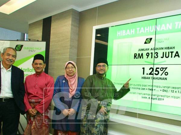 Datuk Seri Dr. Mujahid Yusof bersama Dato Sri Zukri Samat, Hajah Fuziah Salleh mengumumkan Hibah Lembaga Tabung Haji 2018 di Majlis Taklimat Prestasi Lembaga Tabung Haji dan Pengumuman Hibah 2018. - Foto: ZAHID IZZANI