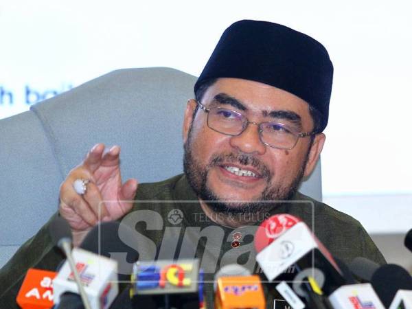 Datuk Seri Dr. Mujahid Yusof mengumumkan Hibah Lembaga Tabung Haji 2018 di Majlis Taklimat Prestasi Lembaga Tabung Haji dan Pengumuman Hibah 2018. - Foto: ZAHID IZZANI
