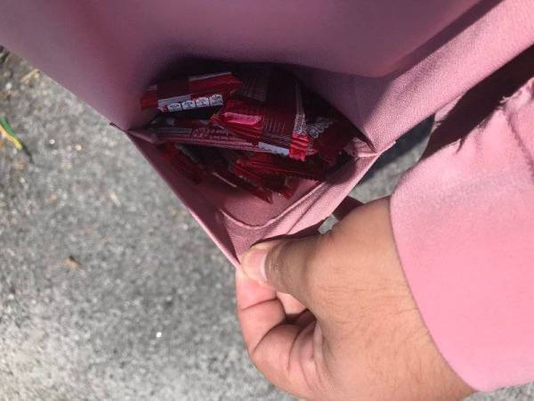 Gambar poket dipenuhi coklat yang dimuat naik InjangNation di laman mikro Twitter, miliknya.