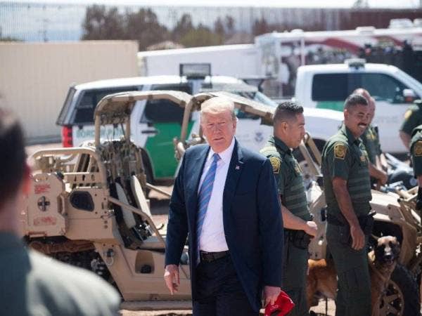 Trump tiba di Calexico untuk mengadakan pertemuan dengan pegawai peronda sempadan AS. 