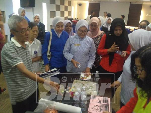 Kakitangan Hospital KPJ mengambil peluang untuk membuat perangkap nyamuk DIY sendiri