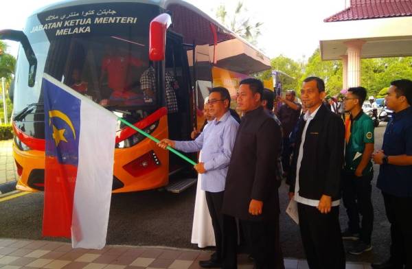 Adly melakukan 'flag off' Pelepasan Delegasi Penghantaran Pelajar Penerima Dermasiswa Pengajian Islam Melaka ke Universiti Al-Azhar, Mesir, di pekarangan blok Seri Bendahara, Seri Negeri, Ayer Keroh, di sini, hari ini.
