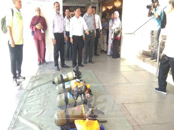 Kon Yeow bersama Exco Kerajaan Pulau Pinang bergegas turun dari pejabatnya selepas mengetahui kejadian asap tebal di tingkat tiga Komtar, semalam.