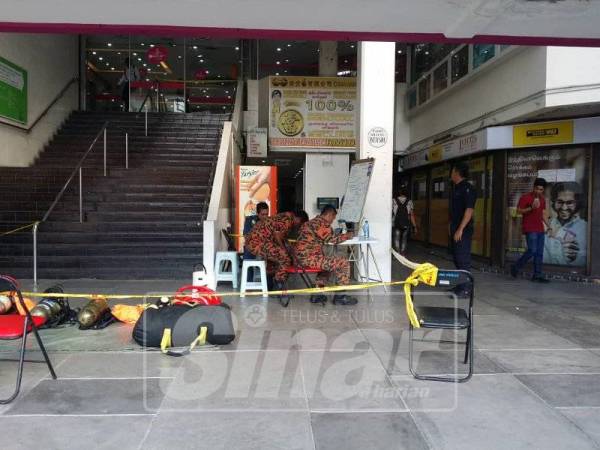 Anggota dan pegawai Jabatan Bomba dan Penyelamat Pulau Pinang telah menutup laluan masuk ke Komtar bagi siasatan dijalankan.