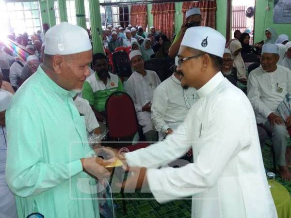 Zulhazmi (kanan) beramah mesra berrsama Qari jemputan, Radzi Shaari.