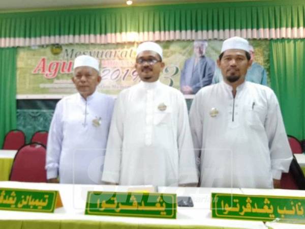 Zulhazmi (tengah) masih diberi kepercayaan untuk memimpin Pas Kubang Pasu bagi sesi 2019/2021