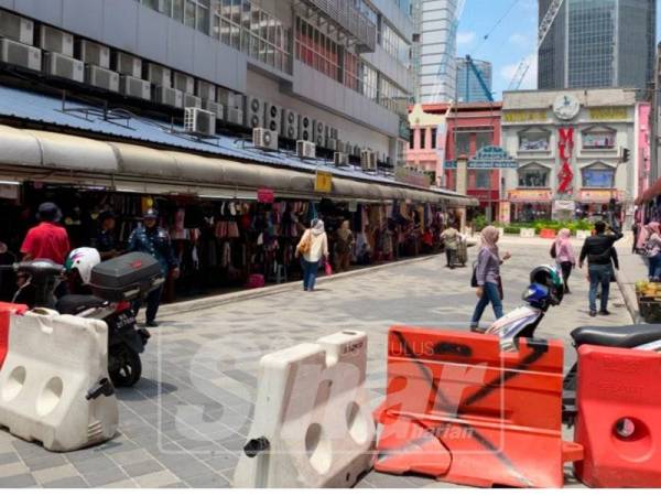 Lorong bonus turut dikawal mengelakkan kenderaan dari Jalan Masjid India keluar ke Jalan TAR.