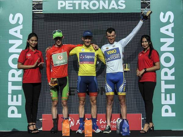 Pemenang Keseluruhan Jersi Kuning diungguli oleh pelumba dari Sapura Cycling Team Marcus Culey (tengah), pemenang Raja Bukit Jersi Merah dimenangi oleh pelumba pasukan Oliver's Real Good Racing Angus Lyons (dua, kiri) dan Pemenang Pelumba Terbaik Asia Jersi Putih diungguli oleh pelumba dari pasukan Vino Astana Motors Grigoriy Shetein (dua, kanan) pada siri Jelajah Le Tour De Langkawi 2019 (LTdL) peringkat pertama dari Kuala Lumpur ke Tampin sejauh 176.9 Kilometer hari ini.