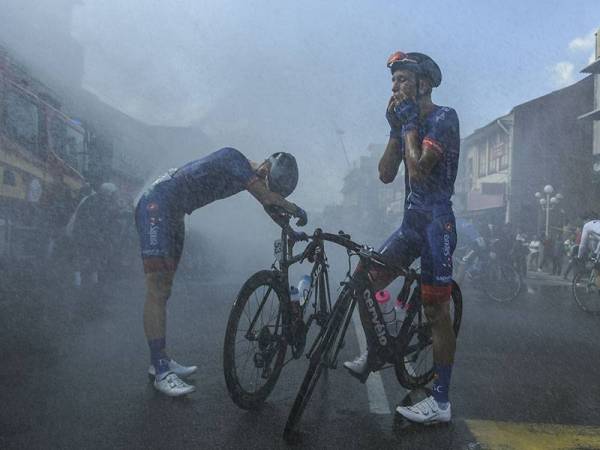 Para pelumba menyejukkan badan mereka selepas menamatkan kayuhan siri Jelajah LTdL peringkat pertama dari Kuala Lumpur ke Tampin sejauh 176.9 Kilometer hari ini.
