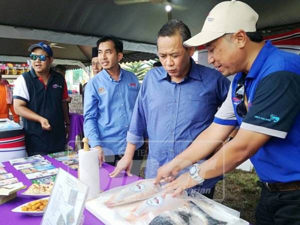 Aminuddin ketika meninjau sekitar karnival.