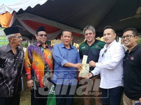 Aminuddin (tiga dari kiri) bersama beberapa artis tempatan yang turut mengambil tempat dalam karnival berkenaan.