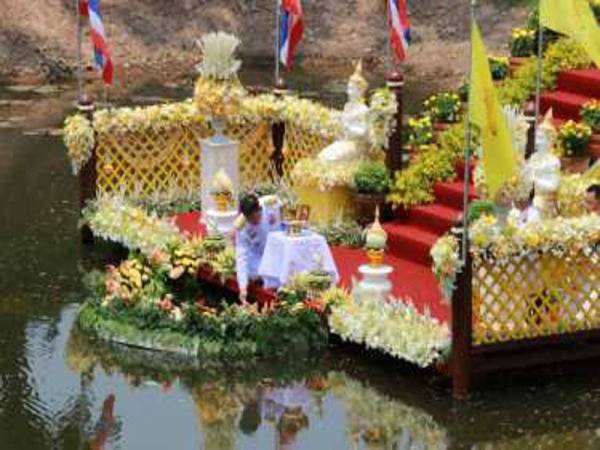Air bagi kegunaan upacara penyucian sempena pertabalan Raja Maha Vajiralongkorn diambil daripada lebih 100 sumber air di seluruh Thailand. - Foto The Nation
