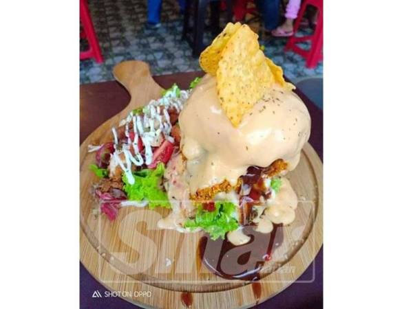 Cheezy Mexican burger antara menu popular di Tanduk Cafe.
