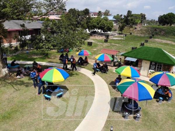 Berkonsepkan 'petting zoo', pelanggan boleh menjamu selera dan melakukan aktiviti memanah, menunggang kuda dan petangue di TIG.