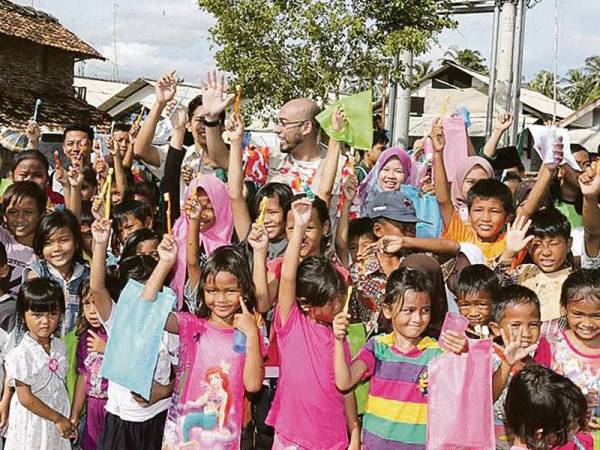 Kanak-kanak di Banten gembira dengan kehadiran Misi Bantuan Pasca Tsunami Banten, Indonesia.