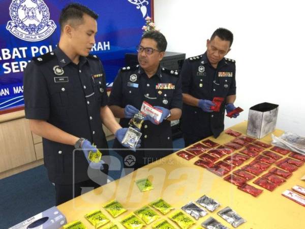 Ismail (tengah) menunjukkan antara dadah yang dirampas.
