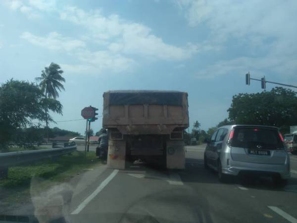 Satu lagi bukti didakwa menunjukkan sebuah sebuah lori mengangkut pasir laut untuk dibawa ke sebuah tapak projek perumahan di negeri ini.