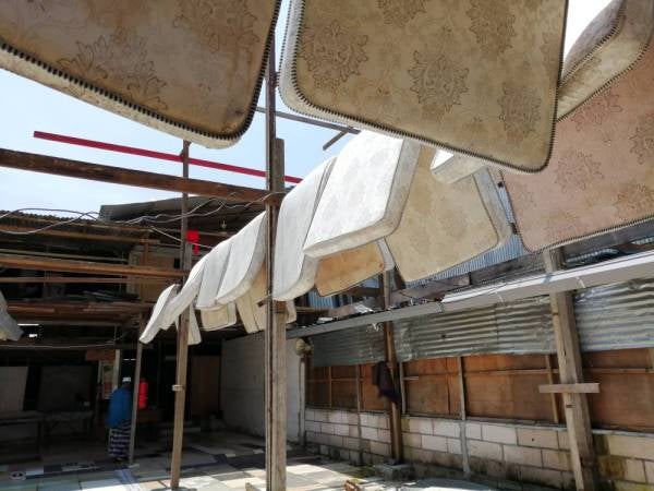 Tilam yang masih berjemur.