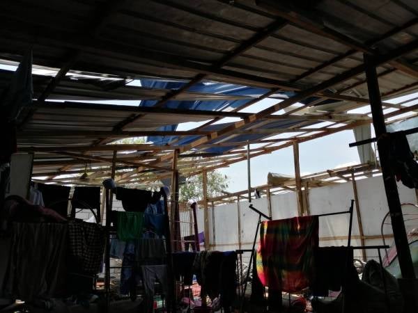 Bumbung terbang belum dibaiki.