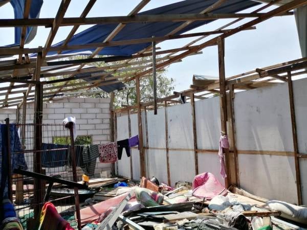 Ribut meranapkan bumbung Tahfiz Darul Ulama.