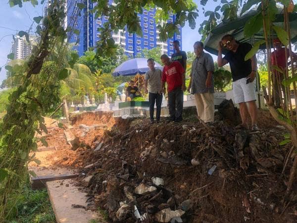 Fahmi ketika melawat lokasi kejadian hari ini.