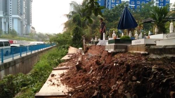 Keadaan hakisan dan runtuhan yang berlaku di Tanah Perkuburan Islam Bukit C Kampung Kerinchi Pantai Dalam.