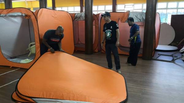 Pembersihan PPS dilakukan petugas bencana daerah.