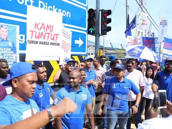 Lebih 100 ahli gabungan pemuda parti komponen BN mengadakan flashmob di pekan Rantau di sini. -Foto Sinar Harian