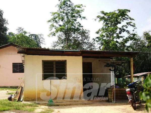 Rumah yang siap melalui sumbangan Skim Baiki Rumah Zakat terletak di belakang manakala rumah lama di hadapan.
