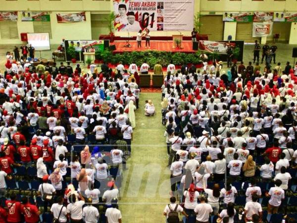 Penyokong Presiden Jokowi menghadiri serta memberi sokongan pada Majlis Temu Akbar Relawan bersama Pekerja Migran Indonesia di Malaysia anjuran kumpulan penyokong Jokowi, Bravo-5 Malaysia di sini hari ini. -Foto Sinar Harian/ZAHID IZZANI
